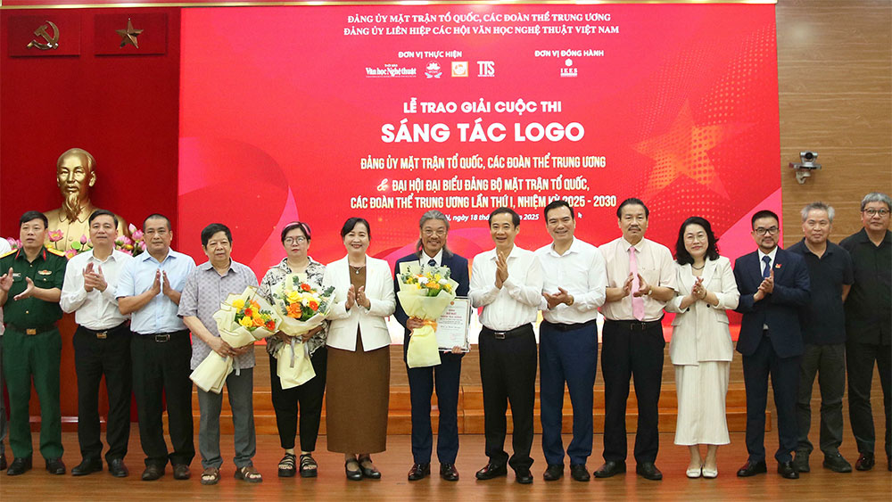 Ông Nguyễn Thái Học, Phó Bí thư Đảng ủy MTTQ, các đoàn thể Trung ương, trao giải Nhất tặng tác giả Hoài Design. Ông Nguyễn Thái Học, Phó Bí thư Đảng ủy MTTQ, các đoàn thể Trung ương, trao giải Nhất tặng tác giả Hoài Design.