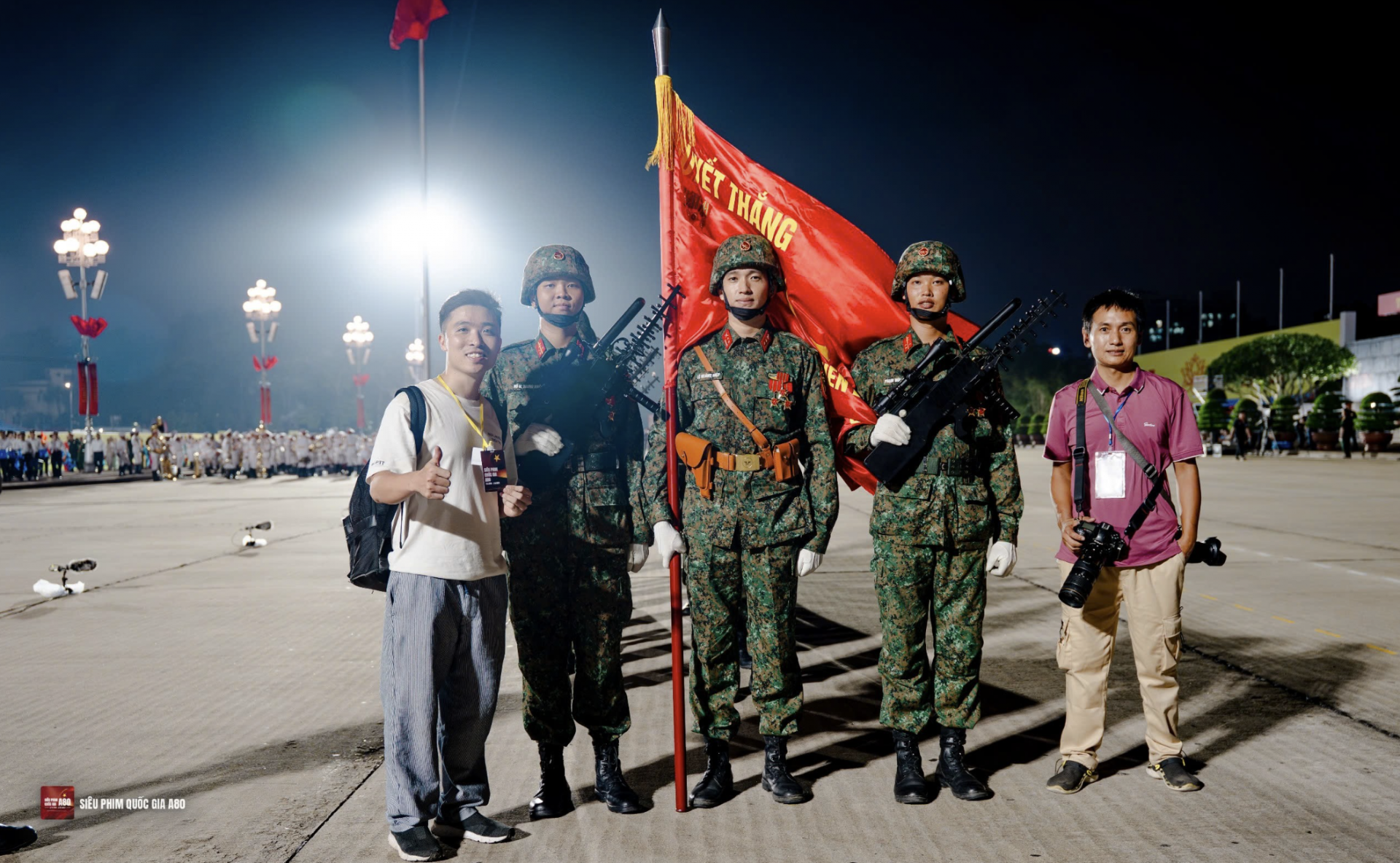 Anh Huy Gulit (bên trái), anh Lê Xuân Bách (bên phải) chụp ảnh cùng các chiến sĩ khối Tác chiến điện tử.