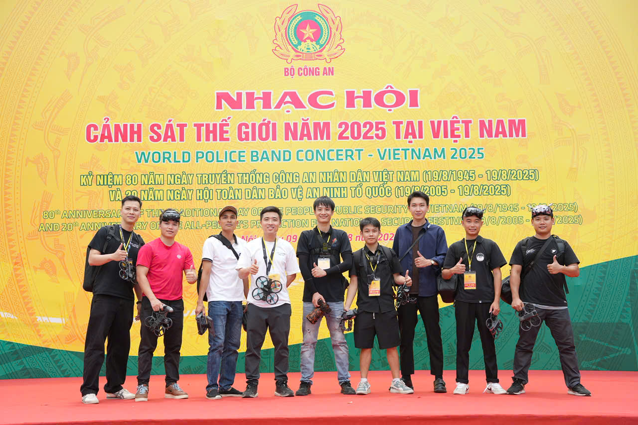 Một nhóm trong Ekip Siêu phim tác nghiệp tại Hồ Gươm.