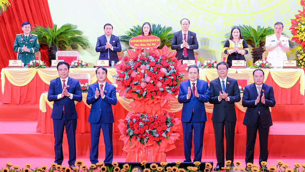 Bác Trần Thanh Mẫn _ Chủ tịch Quốc hội tặng lẵng hoa đại hội. Bác Trần Thanh Mẫn _ Chủ tịch Quốc hội tặng lẵng hoa đại hội.