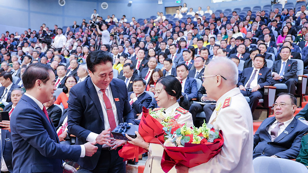 Các lãnh đạo tặng hoa anh hùng lực lượng vũ trang nhân dân. Các lãnh đạo tặng hoa anh hùng lực lượng vũ trang nhân dân.