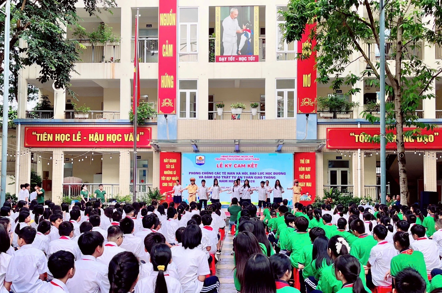 CLB tuyên truyền về chấp hành luật giao thông đường bộ và thực hành an toàn giao thông.