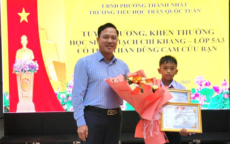 Ông Lưu Tiến Quang - Phó Giám đốc Sở GD&ĐT Đắk Lắk trao Thư, Giấy khen của Giám đốc Sở cho em Thạch Chí Khang. 