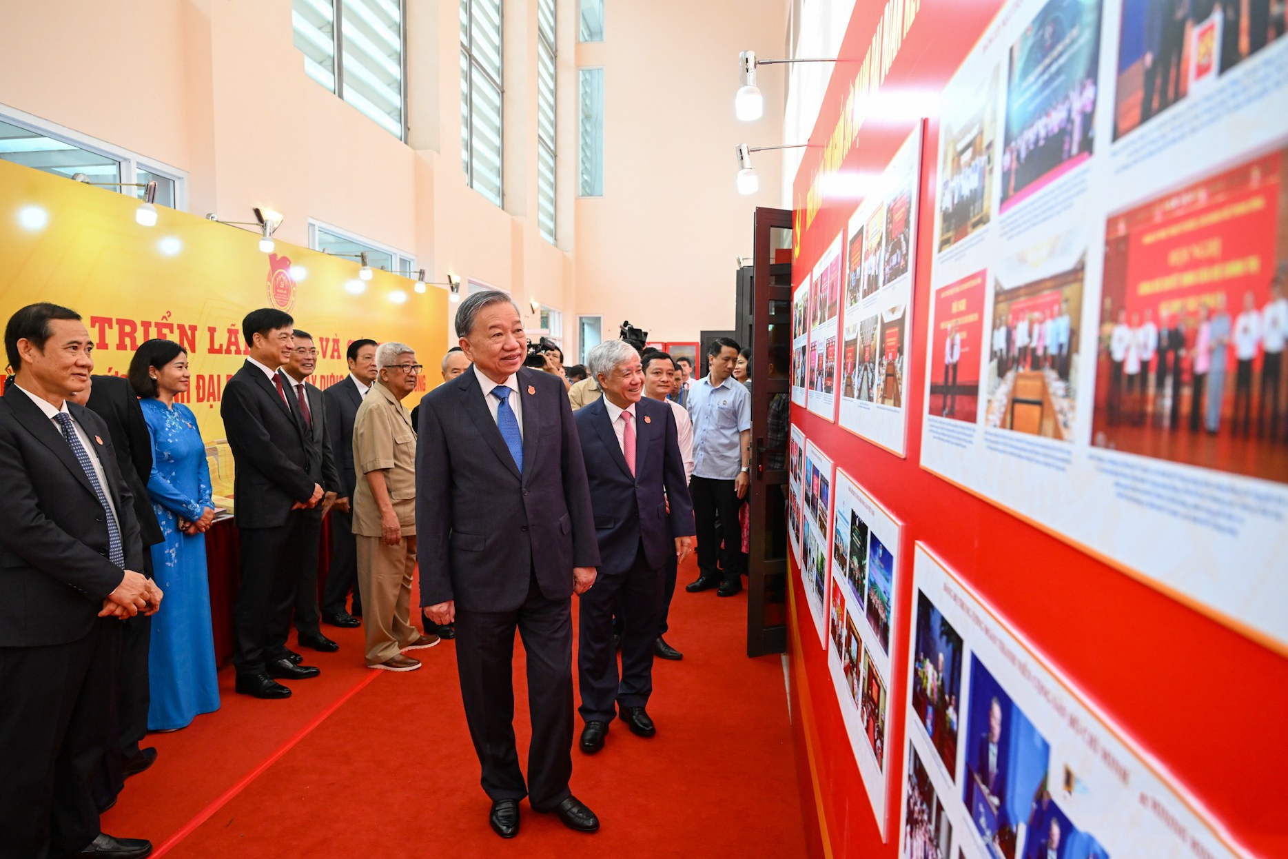 Tổng Bí thư Tô Lâm và các đồng chí lãnh đạo Đảng, Nhà nước và các đại biểu tham quan Triển lãm tại Đại hội.