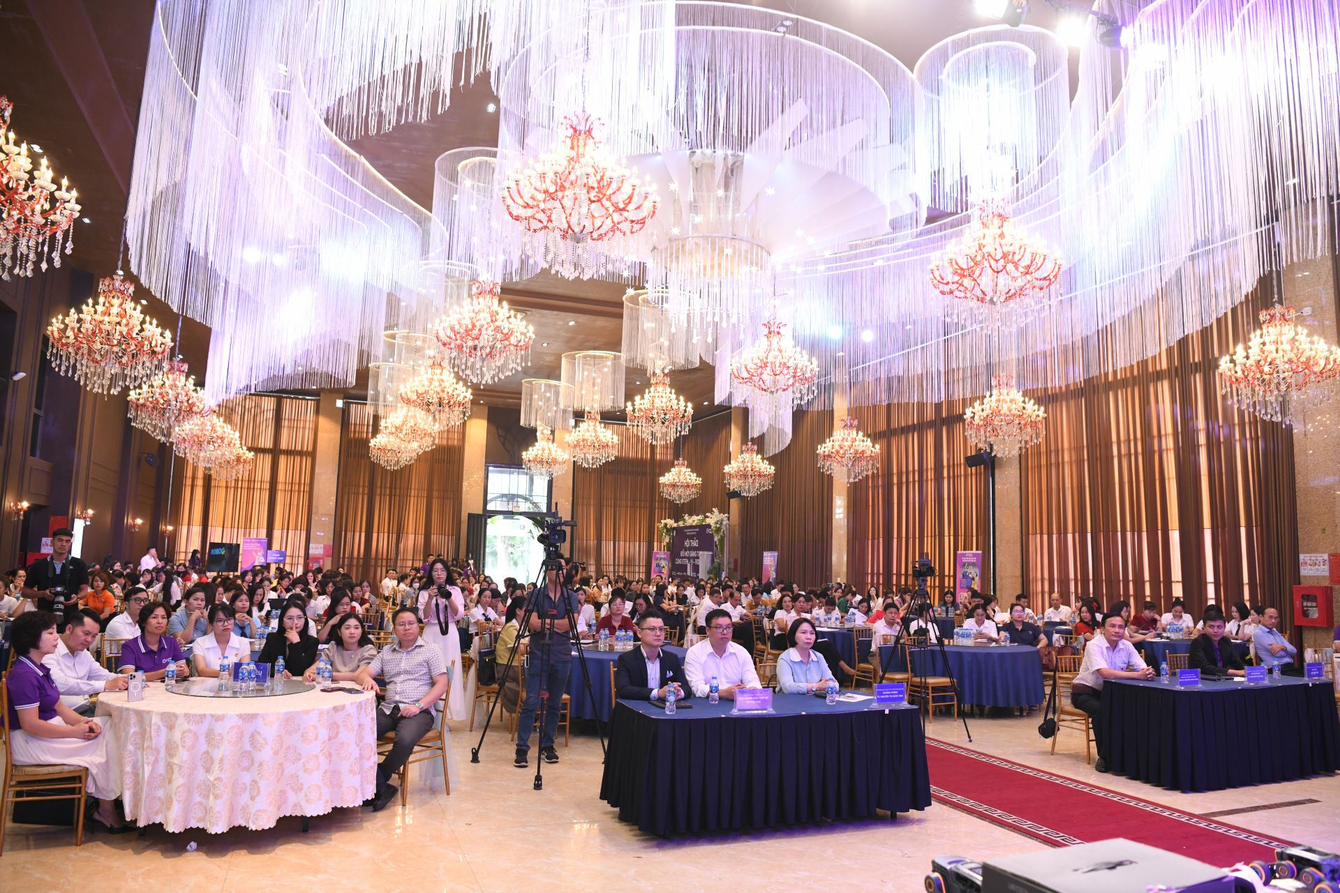 Hội thảo có sự tham dự của các chuyên gia, nhà trường quan tâm đến lĩnh vực giáo dục STEM - AI - Robotics.