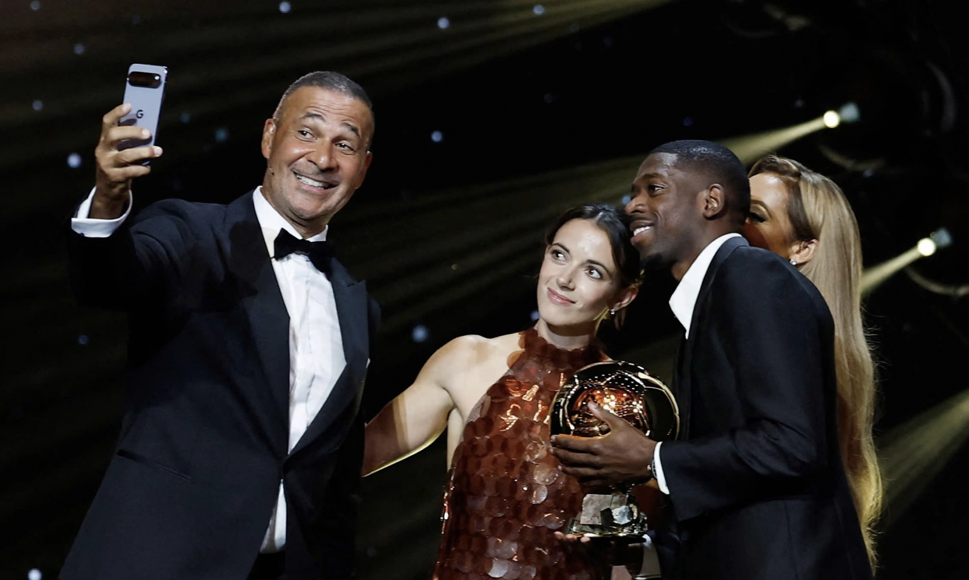 Cựu tiền vệ Ruud Gullit chụp ảnh selfie cùng Quả Bóng Vàng nam Ousmane Dembele và nữ Aitana Bonmati. Cựu tiền vệ Ruud Gullit chụp ảnh selfie cùng Quả Bóng Vàng nam Ousmane Dembele và nữ Aitana Bonmati.