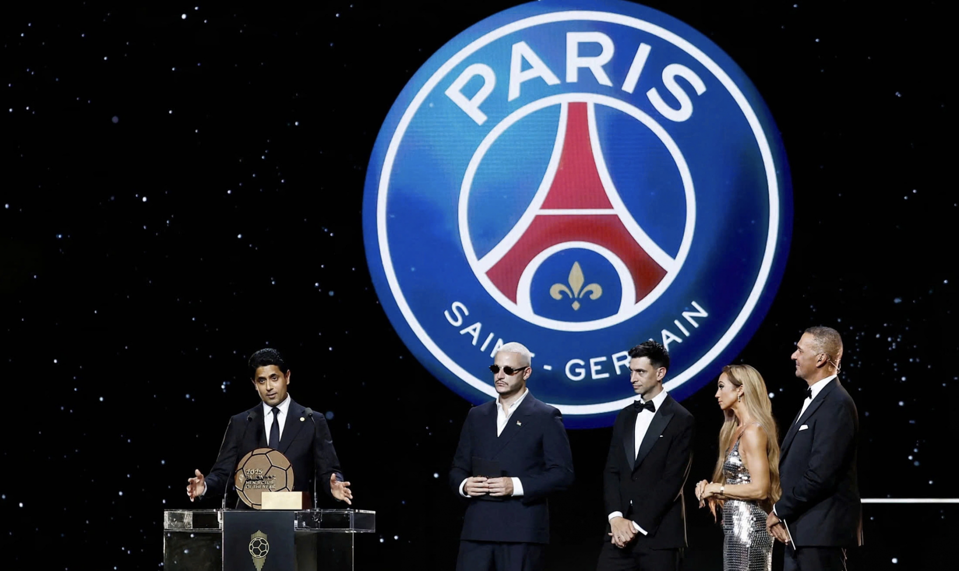 Chủ tịch PSG Nasser Al Khelaifi nhận giải Đội bóng hay nhất năm. Chủ tịch PSG Nasser Al Khelaifi nhận giải Đội bóng hay nhất năm.