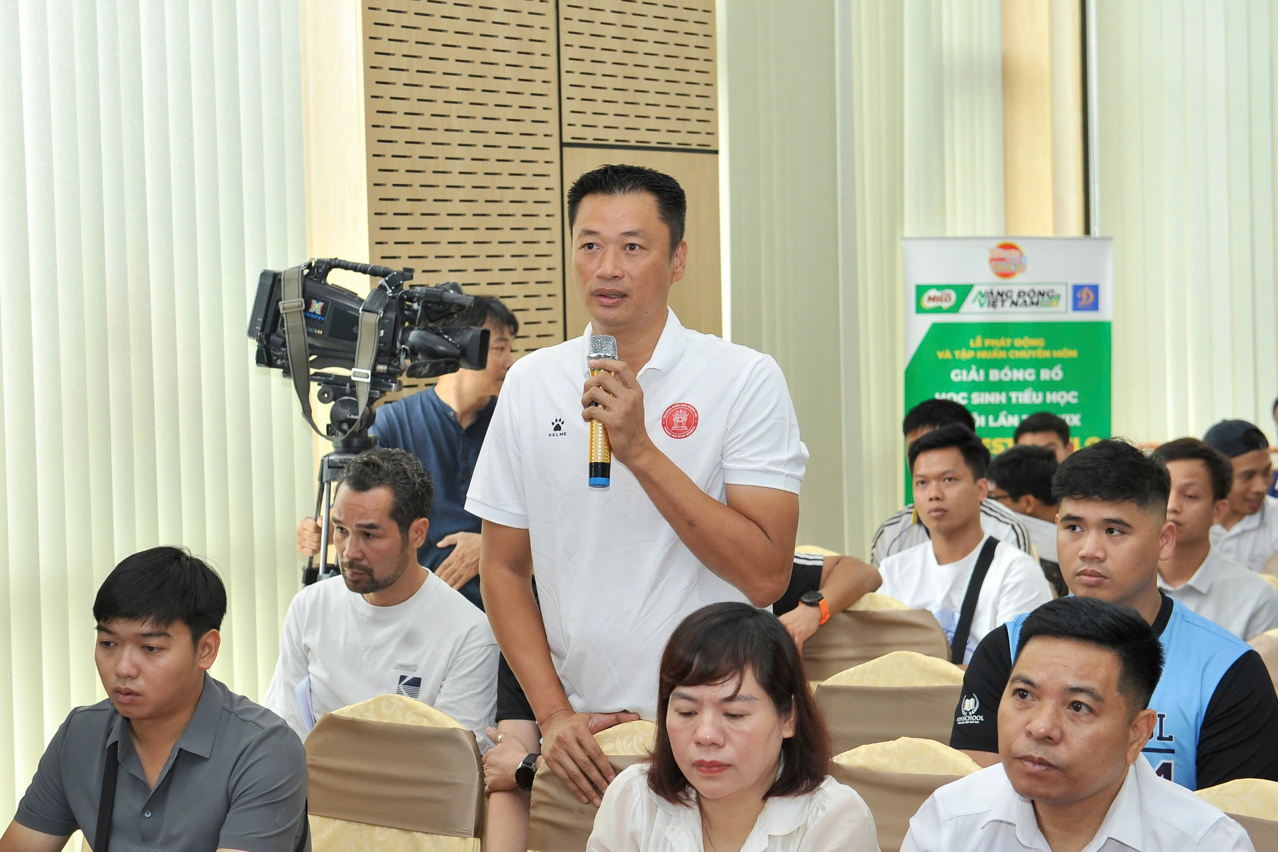 Đại diện các đội tham dự giải đặt câu hỏi tại chương trình tập huấn chuyên môn