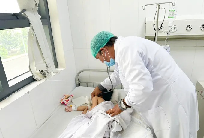 Bác sĩ thăm khám cho bệnh nhi sau phẫu thuật.