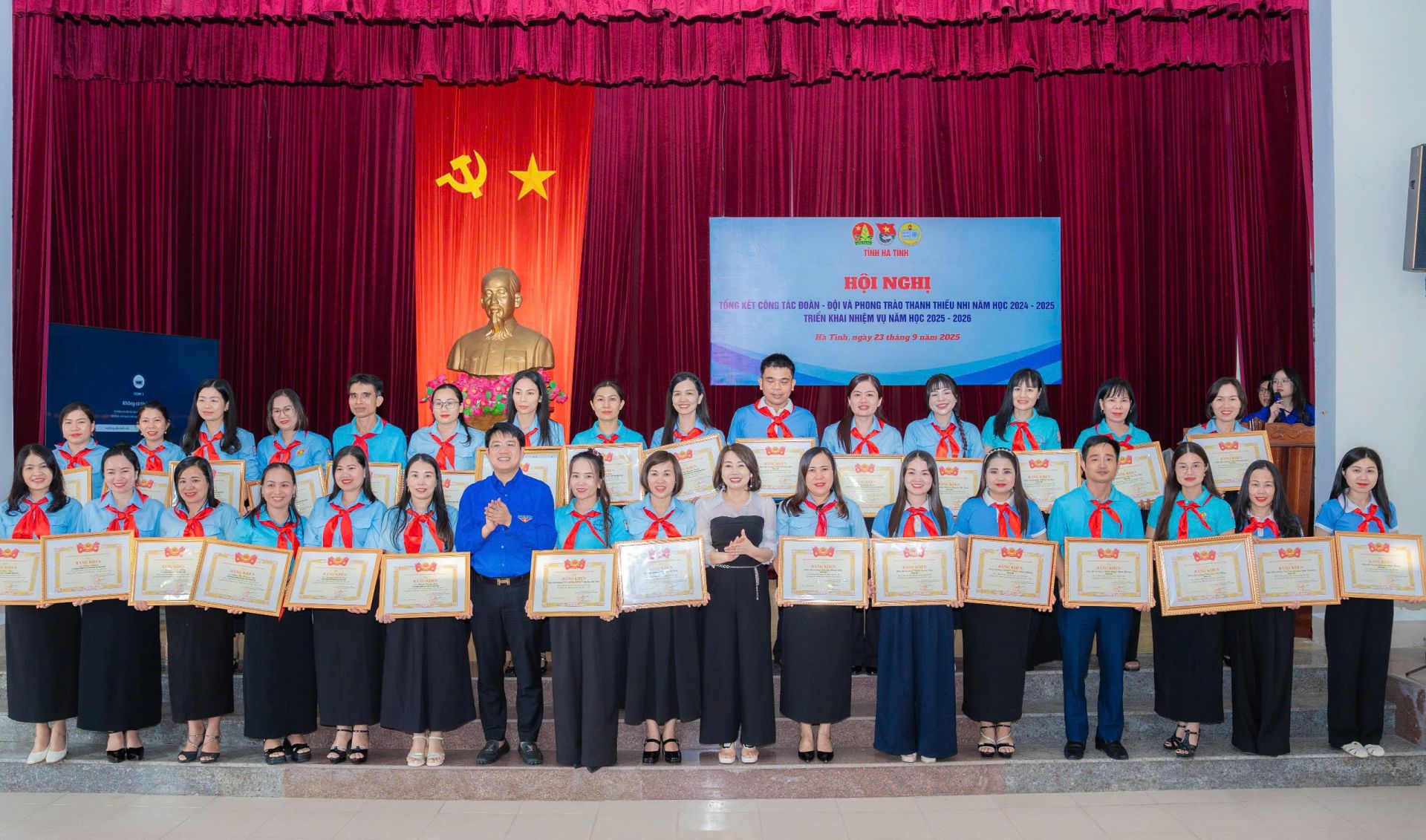 48 tập thể và 80 cá nhân đã được nhận Bằng khen của Trung ương Đoàn và Hội đồng Đội Trung ương 48 tập thể và 80 cá nhân đã được nhận Bằng khen của Trung ương Đoàn và Hội đồng Đội Trung ương