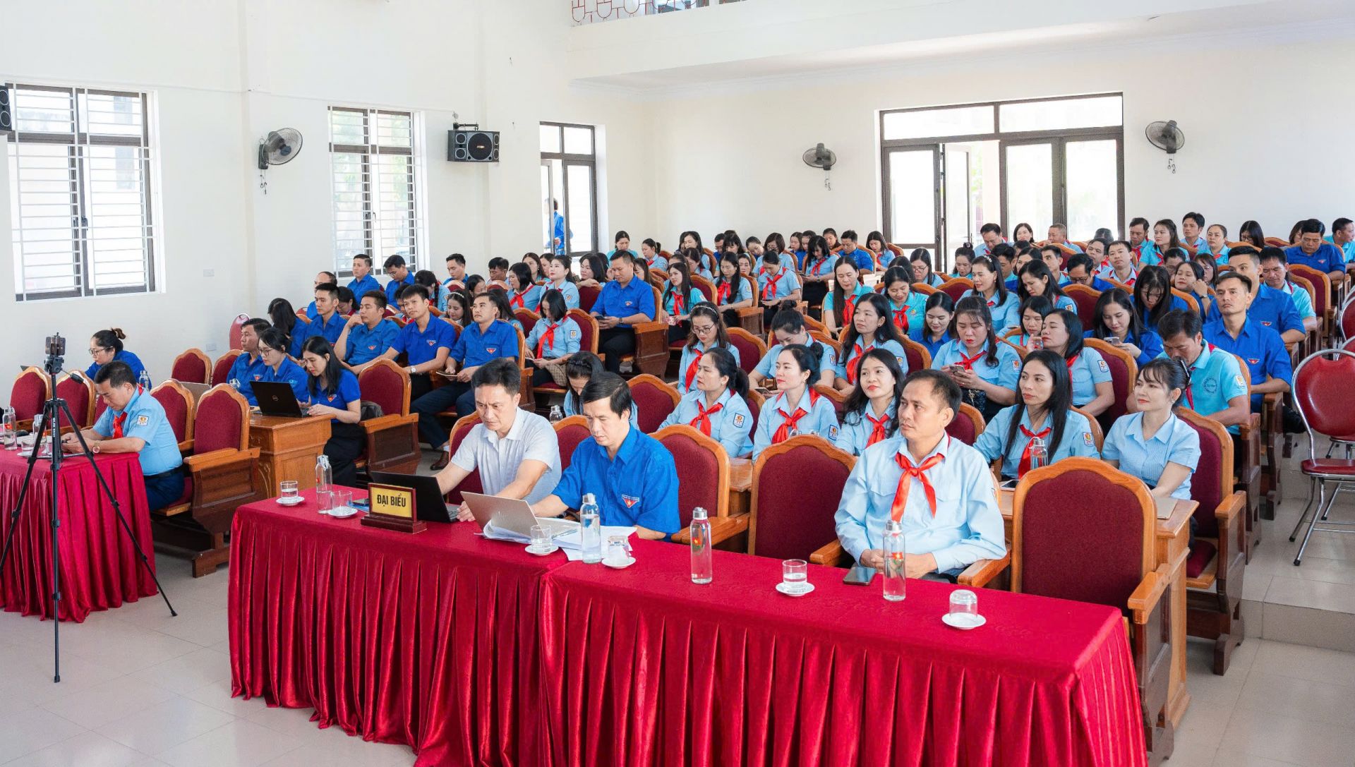 Hội nghị được tổ chức trực tuyến tại 69 điểm cầu trên toàn tỉnh, quy tụ gần 500 cán bộ, giáo viên phụ trách các cấp. Hội nghị được tổ chức trực tuyến tại 69 điểm cầu trên toàn tỉnh, quy tụ gần 500 cán bộ, giáo viên phụ trách các cấp.