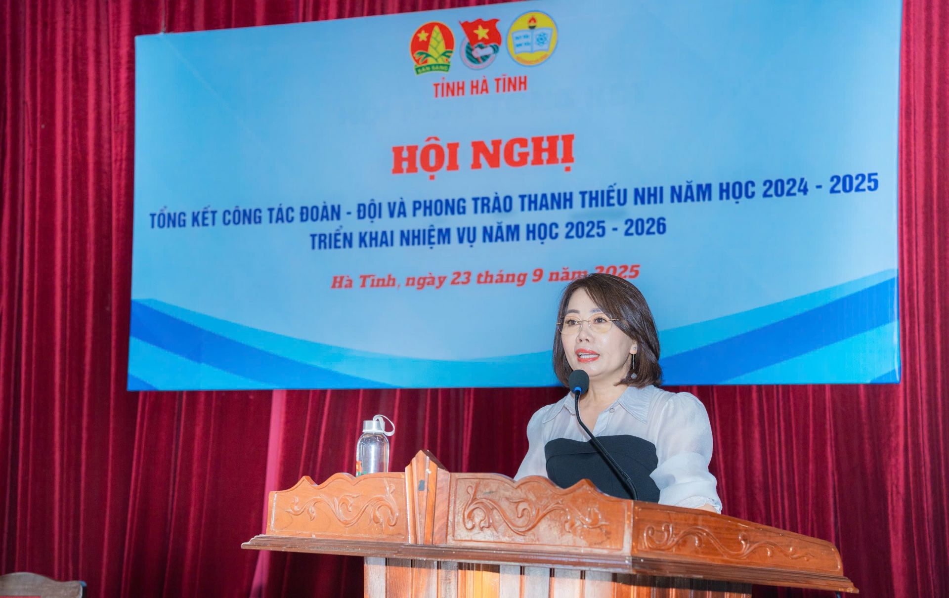 Phát biểu tại hội nghị, bà Nguyễn Thị Nhung Quyên, Phó Giám đốc Sở GD&ĐT Hà Tĩnh, nhấn mạnh sự cần thiết của công tác phối hợp chặt chẽ, xuyên suốt giữa ngành giáo dục và Đoàn TNCS Hồ Chí Minh để giáo dục thế hệ trẻ hiệu quả. Phát biểu tại hội nghị, bà Nguyễn Thị Nhung Quyên, Phó Giám đốc Sở GD&ĐT Hà Tĩnh, nhấn mạnh sự cần thiết của công tác phối hợp chặt chẽ, xuyên suốt giữa ngành giáo dục và Đoàn TNCS Hồ Chí Minh để giáo dục thế hệ trẻ hiệu quả.