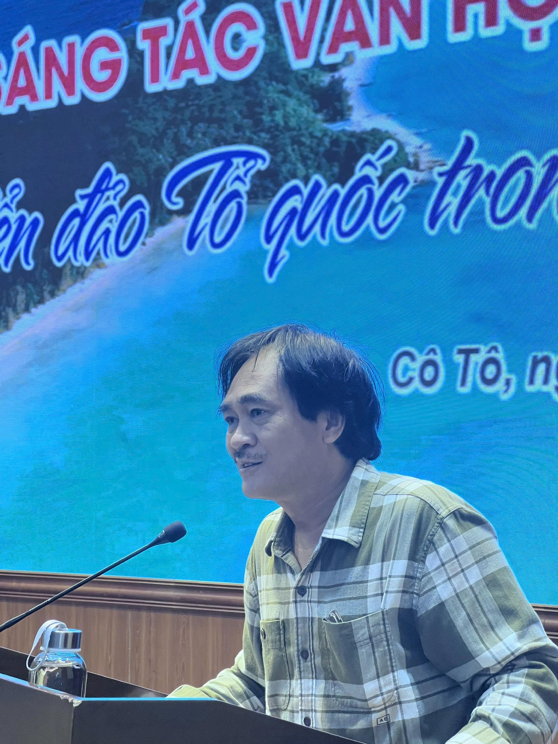 Nhà thơ Phan Hoàng - Uỷ viên BCH Hội Nhà văn Việt Nam phát biểu tuyên bố Khai Mạc trại sáng tác.