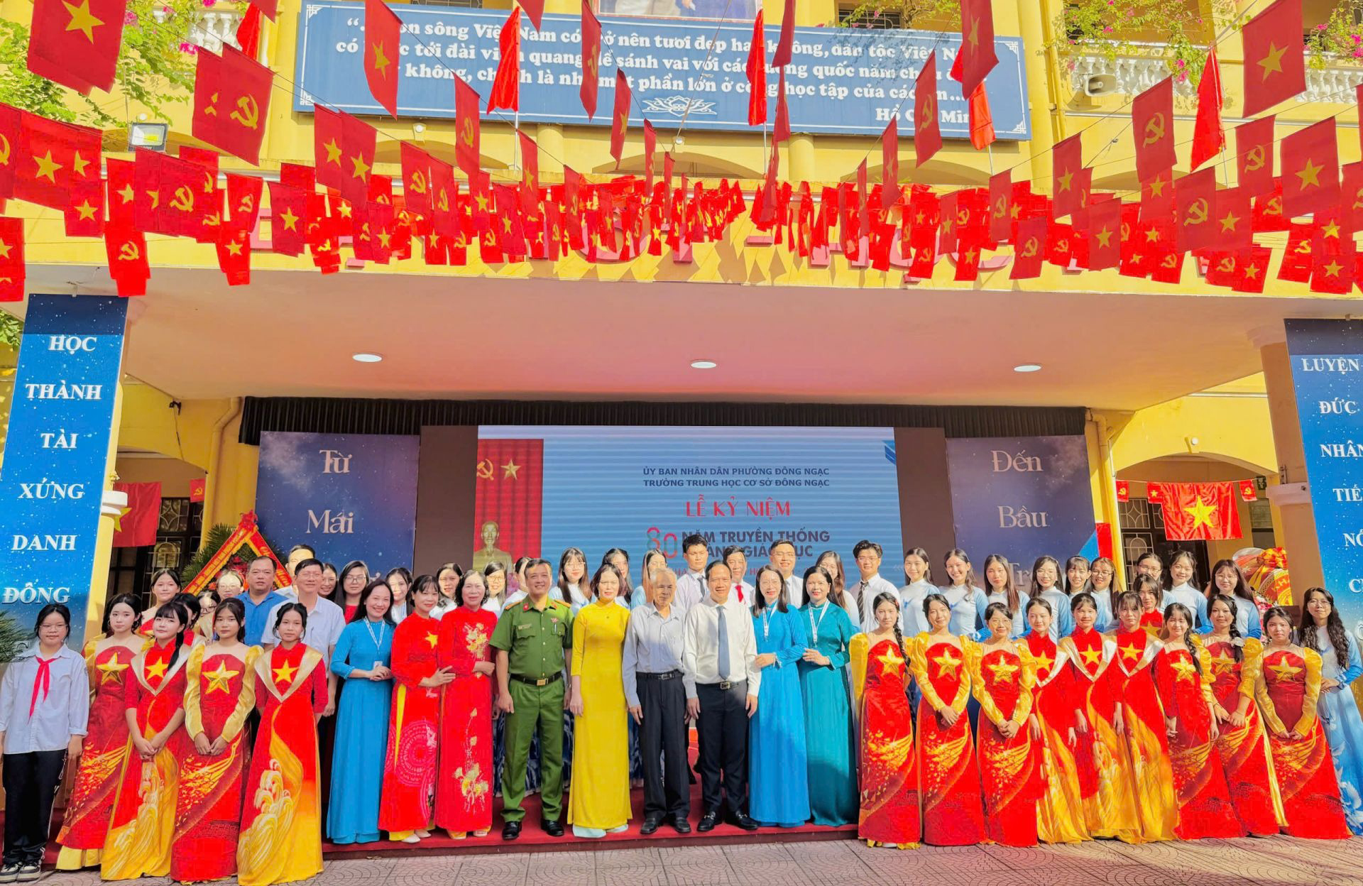 Lễ khai giảng của nhà trường cũng nhận được sự quan tâm của UBND, Ủy ban MTTQ phường Đông Ngạc. Cô và trò trường THCS Đông Ngạc quyết tâm đạt nhiều thành tích hơn nữa trong năm học mới.