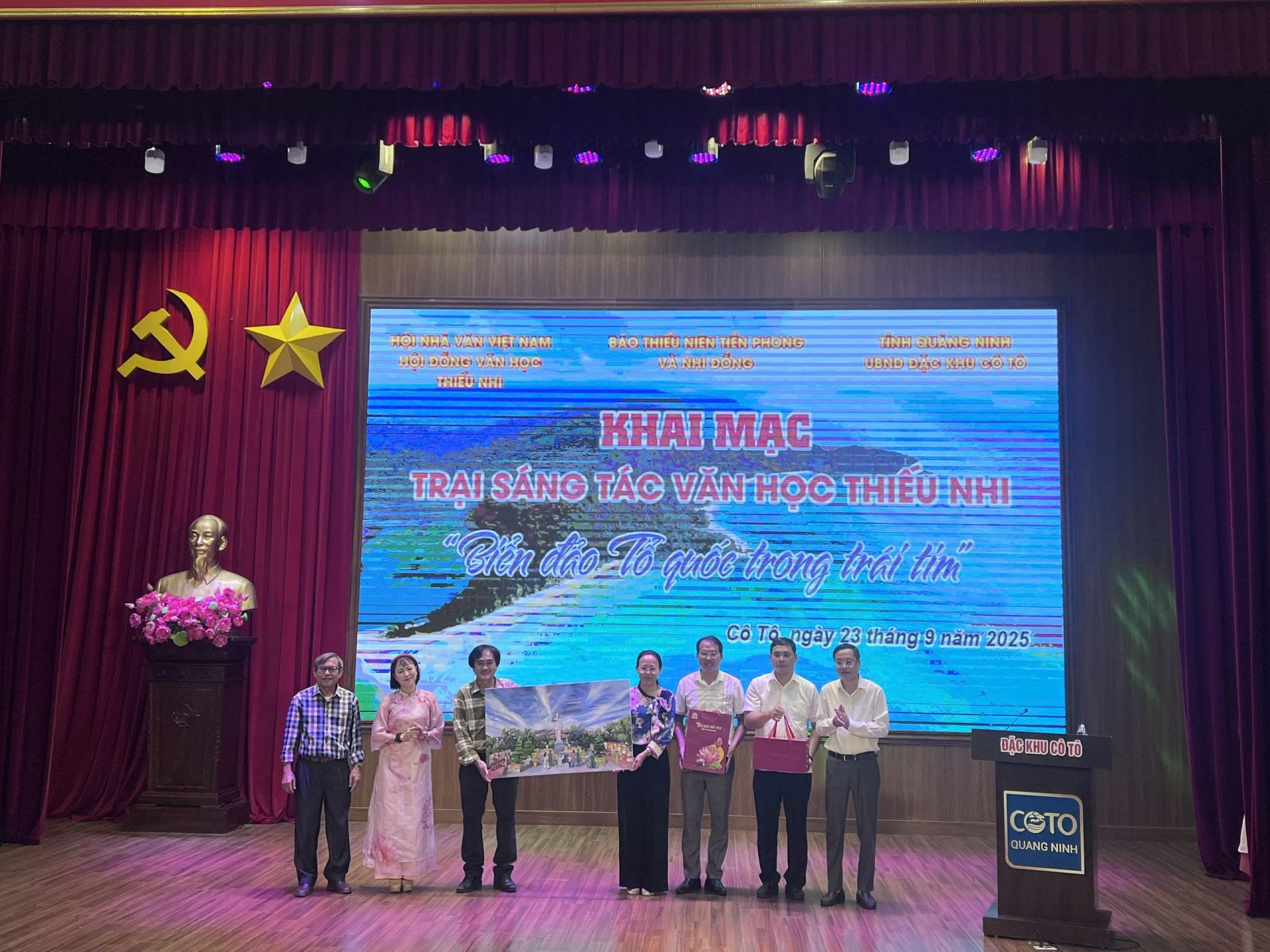 Đại diện Hội nhà văn và Trại sáng tác cũng đã tặng Đặc khu bức tranh sơn mài “Bác Hồ - Người sống mãi với nhân dân và biển trời Cô Tô”.