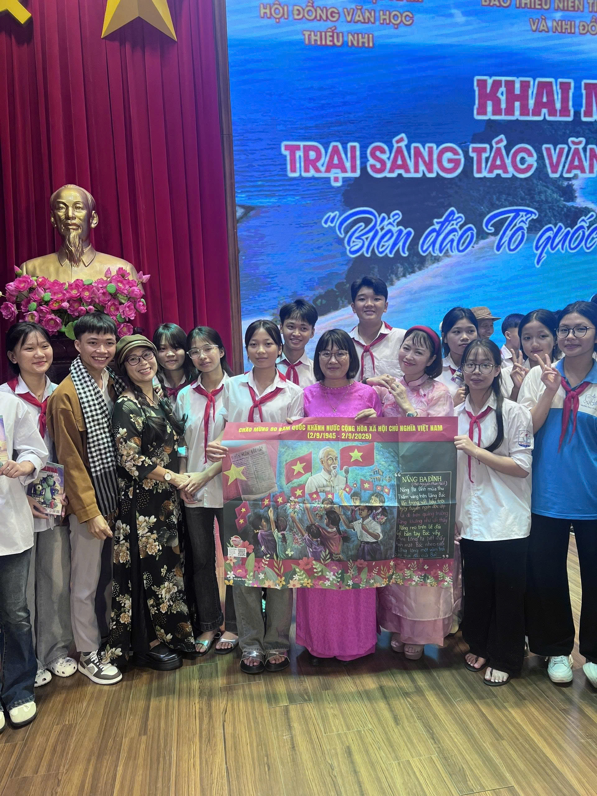 Nắng Ba Đình - phụ bản đặc biệt của Báo TNTP&NĐ từ Thủ đô đã được các nhà văn khắp mọi miền và các bạn học sinh đảo Cô Tô đón tiếp nồng nhiệt.