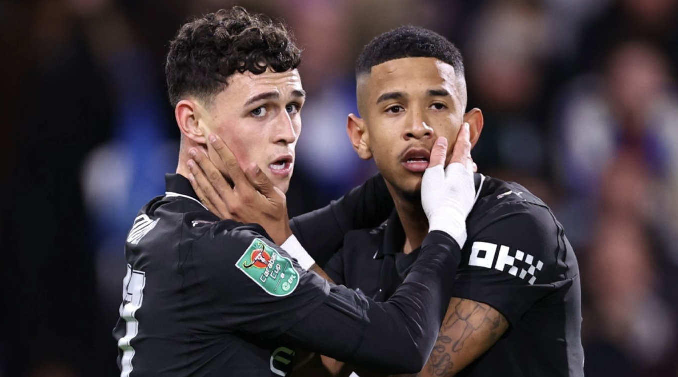 Phil Foden (trái) và Savinho đều ghi bàn.