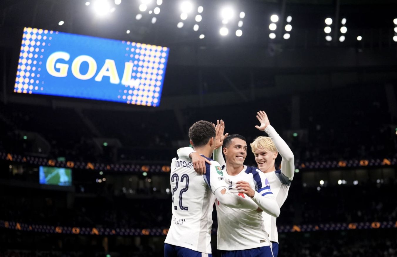 Tottenham ăn bàn ấn định tỷ số của Brennan Johnson.
