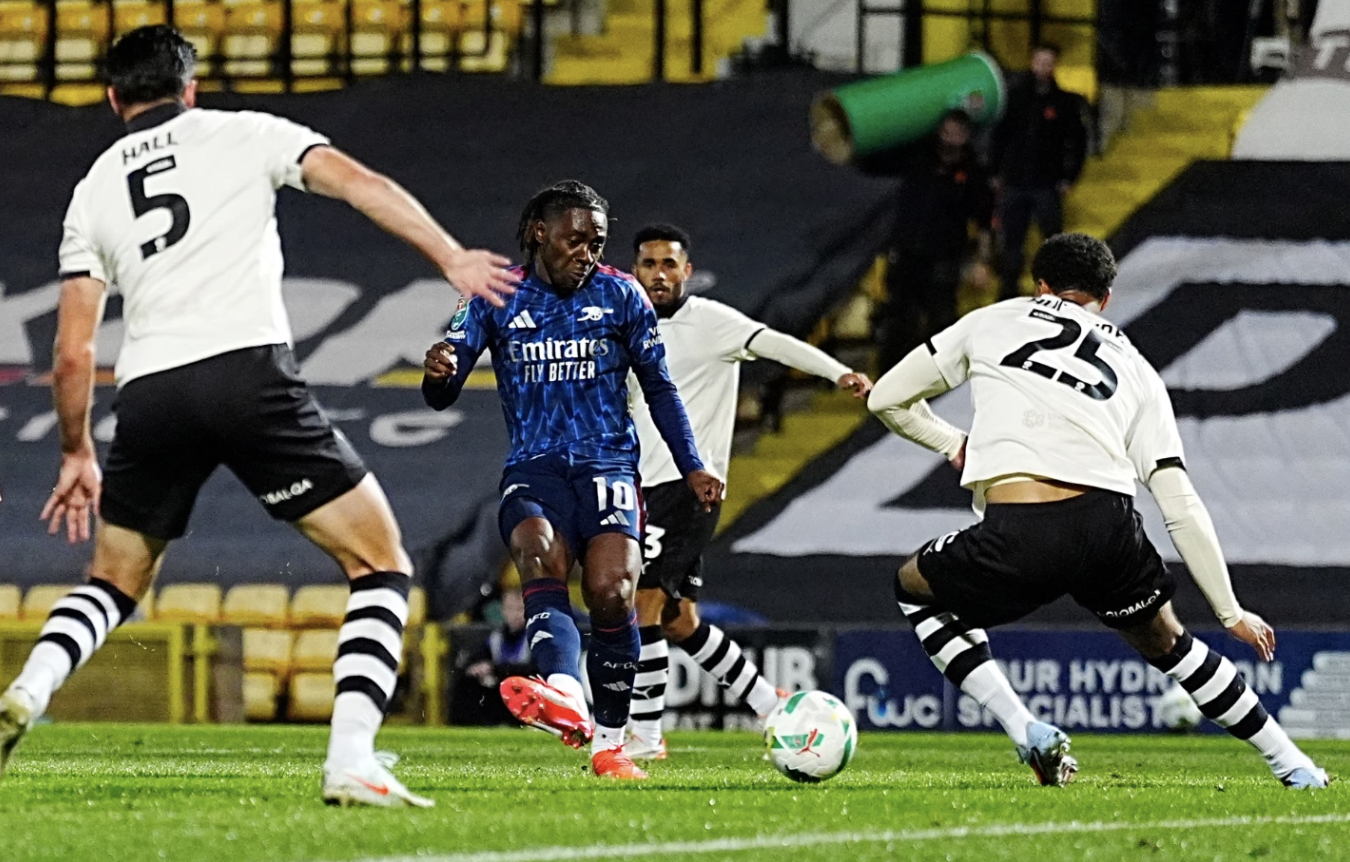 Eberechi Eze dứt điểm mở tỷ số trong trận Arsenal thắng Port Vale.
