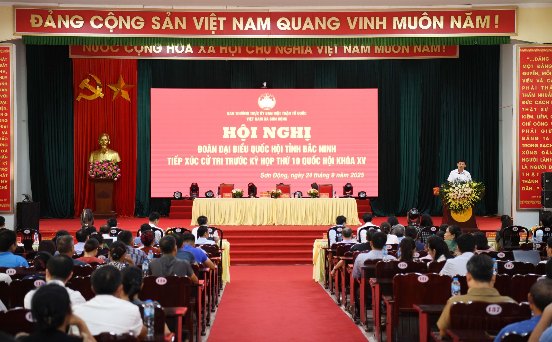Quang cảnh hội nghị tiếp xúc cử tri. 