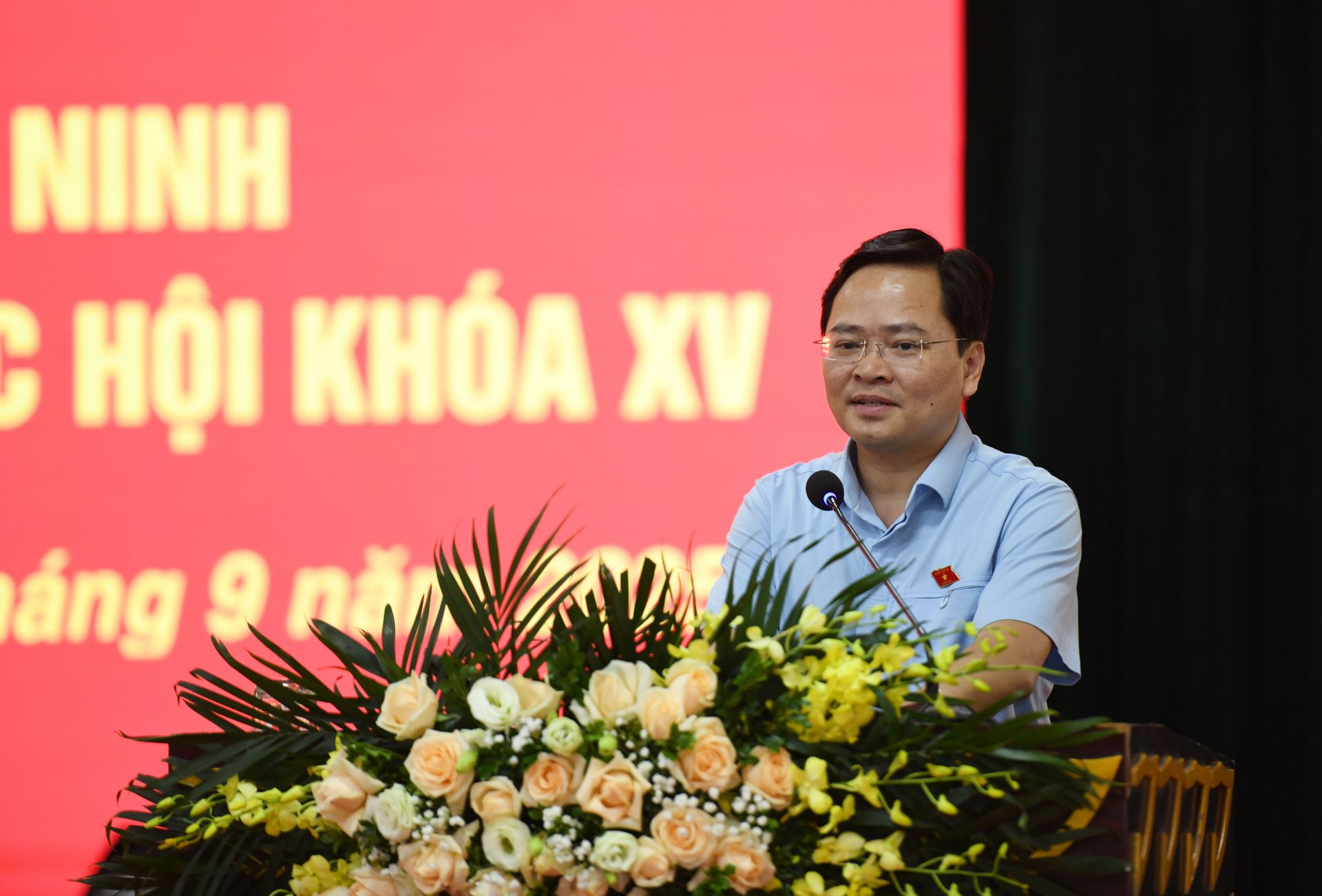 Đồng chí Nguyễn Anh Tuấn phát biểu tại buổi tiếp xúc cử tri. 