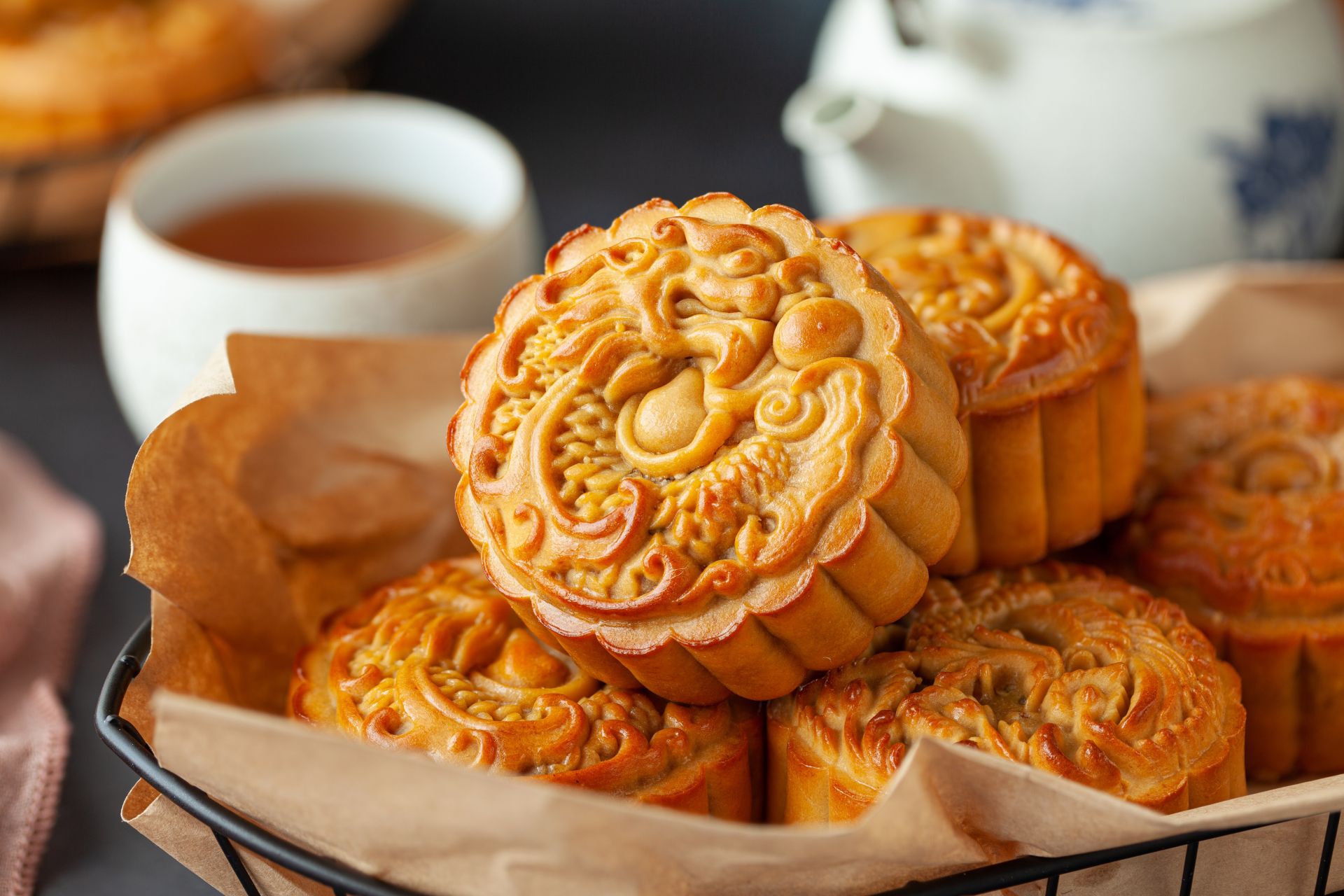 Bánh Trung thu chứa nhiều năng lượng, vì vậy cần phải ăn đúng cách để tránh tăng cân.