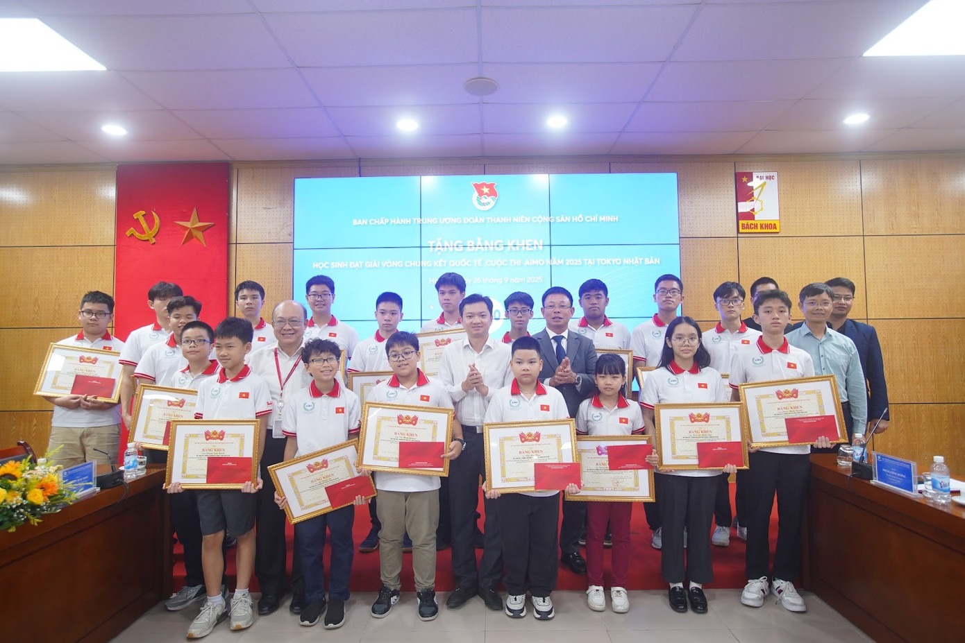 Bí thư T.Ư Đoàn Nguyễn Minh Triết trao Bằng khen cho các bạn thí sinh xuất sắc đoạt giải tại