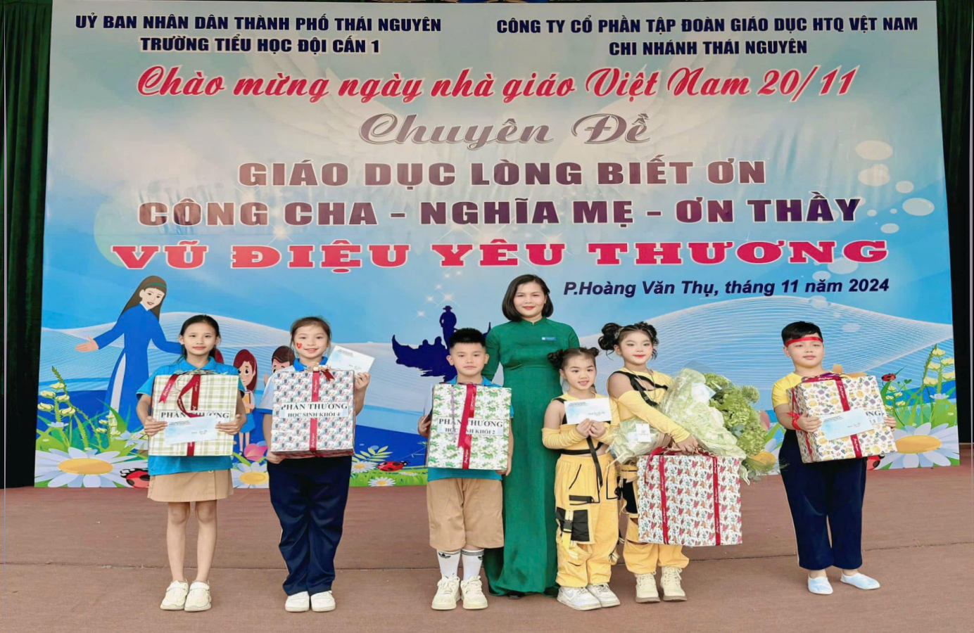 Thầy cô của nhà trường luôn quan tâm, khen thưởng học sinh kịp thời.