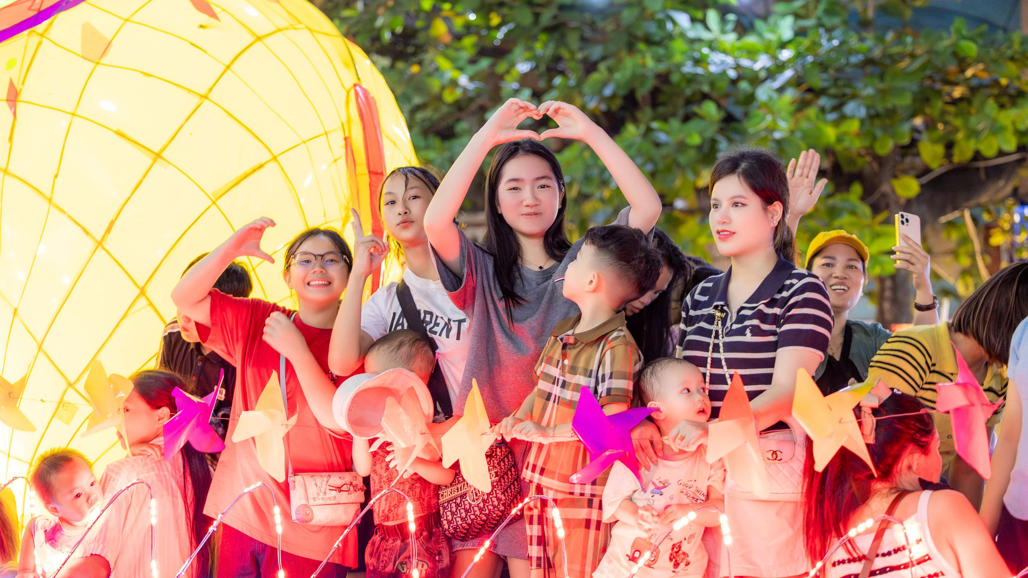 Các bạn nhỏ hân hoan tham gia rước đèn.