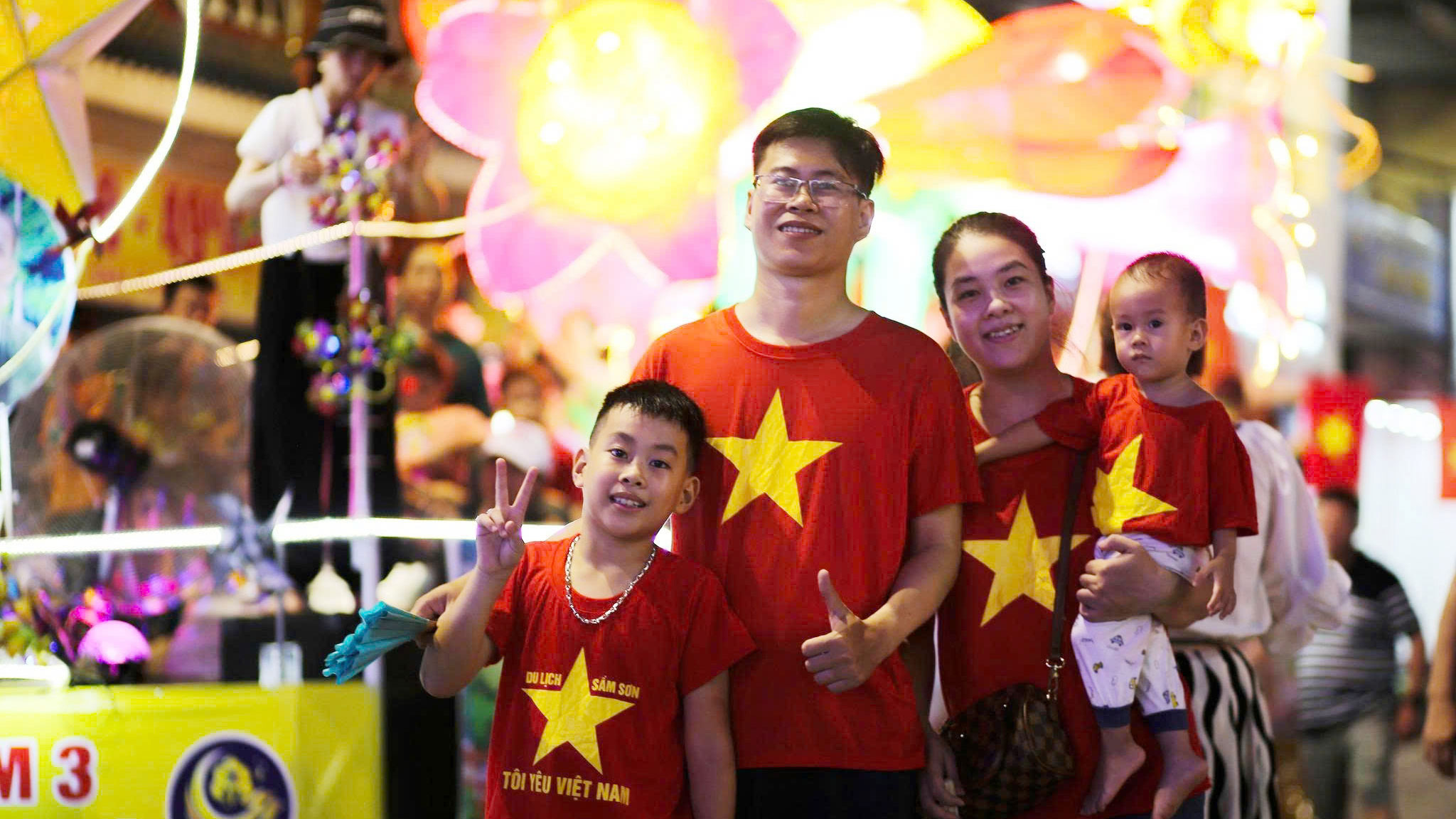 Du khách đến tham quan và hòa mình vào không khí lễ hội.