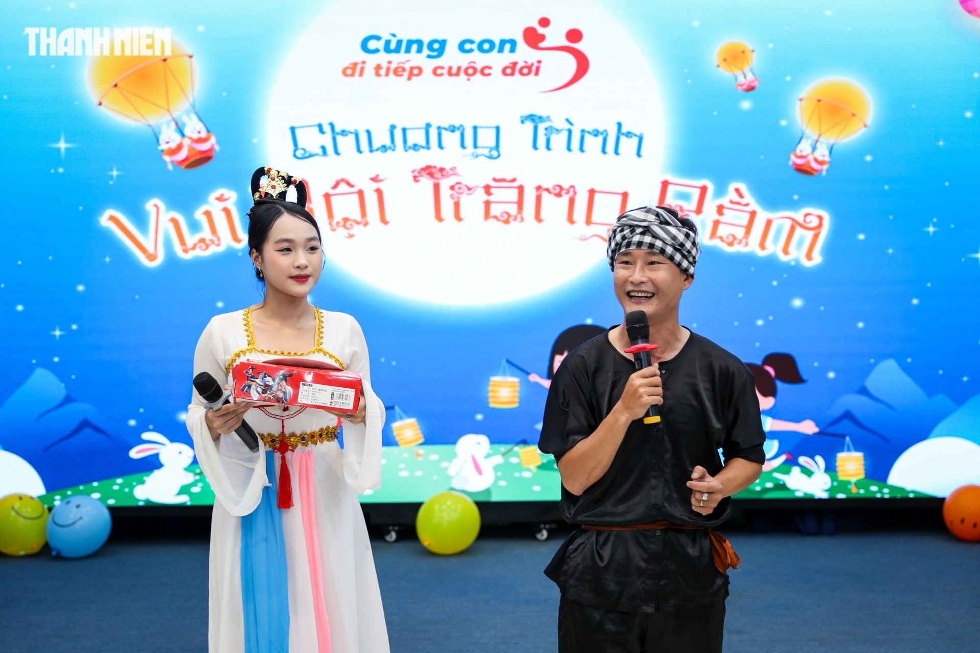 Chú Cuội dí dỏm và chị Hằng duyên dáng kể cho các bé câu chuyện về Trung thu.