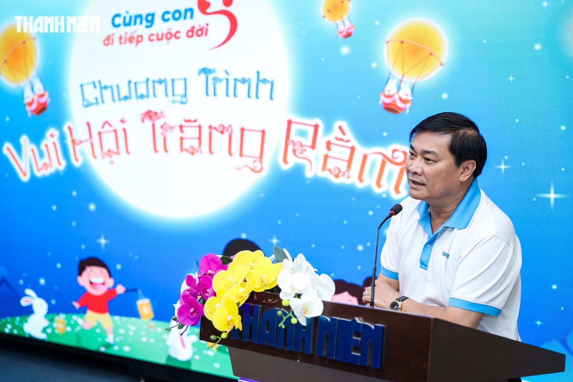 Nhà báo Nguyễn Ngọc Toàn, Bí thư Đảng ủy, Tổng Biên tập Báo Thanh Niên cho biết, 50 cháu có mặt ở đây ngày hôm nay nằm trong chương trình Cùng con đi tiếp cuộc đời mà 4 năm trước Báo Thanh Niên đã kêu gọi bảo trợ sau đại dịch Covid-19 nhiều đau thương.