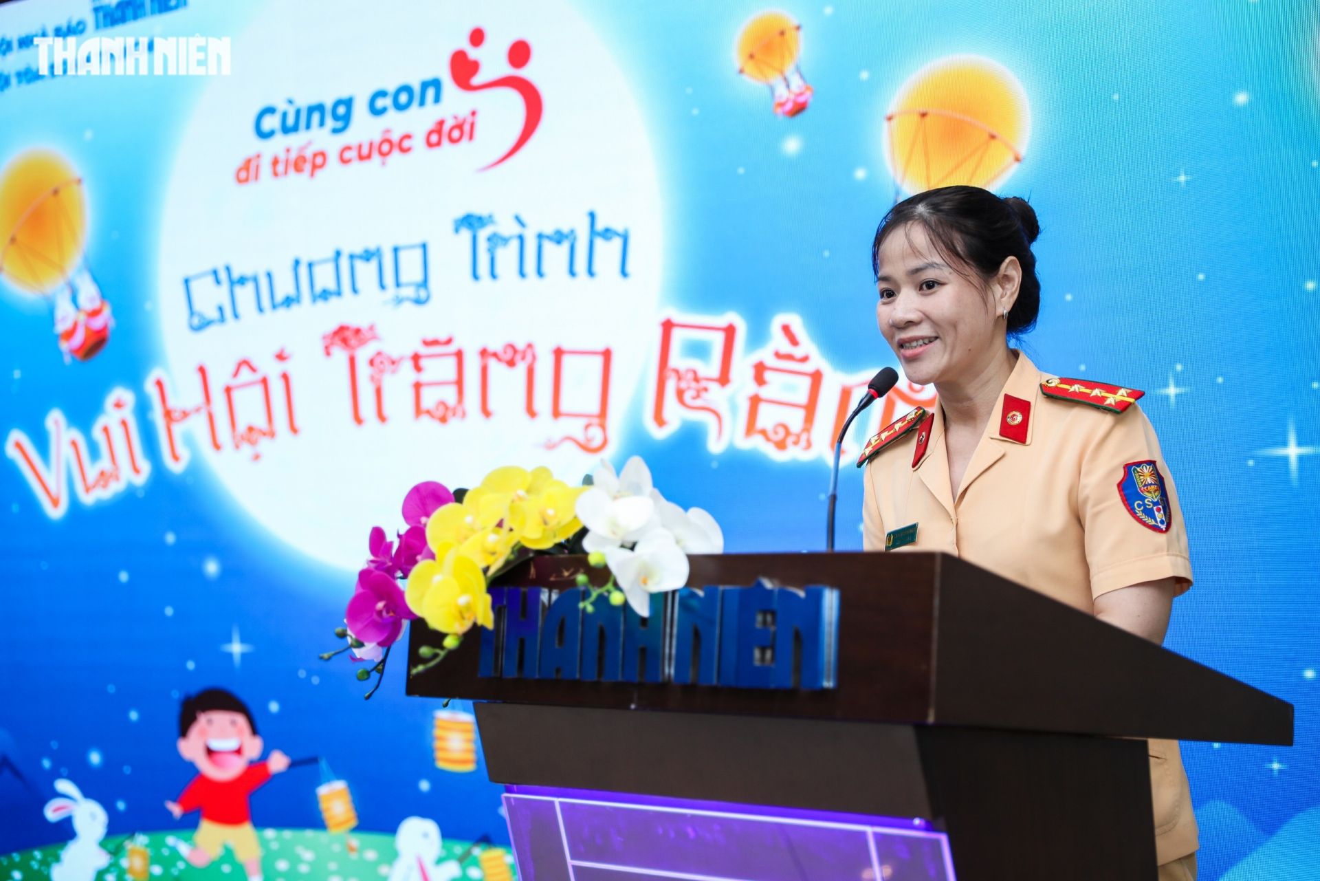 Đại úy Cao Thị Hồng Ngọc, Phó chủ tịch Hội Phụ nữ, Phòng CSGT Công an TP.HCM chia sẻ rất xúc động khi thấy các cháu thiếu nhi vui chơi hồn nhiên trong chương trình. Nữ CSGT hy vọng các cháu sẽ luôn giữ vững niềm tin, nuôi dưỡng ước mơ để vươn lên, bởi bên cạnh các cháu luôn có những vòng tay yêu thương đồng hành.
