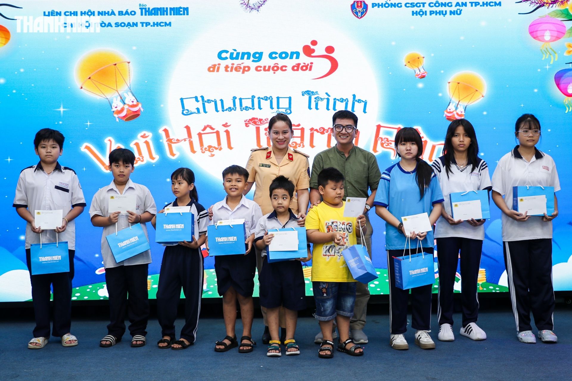 Các bé đến tham dự chương trình 