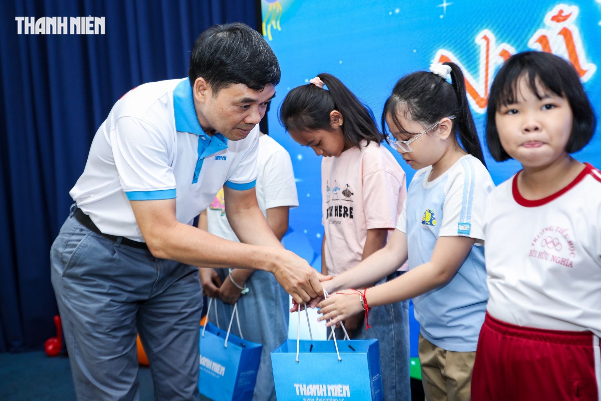Nhà báo Đức Trung, Ủy viên Ban biên tập, Tổng thư ký tòa soạn, Phó chủ tịch Thường trực Liên chi hội nhà báo Báo Thanh Niên tặng quà cho các bé.