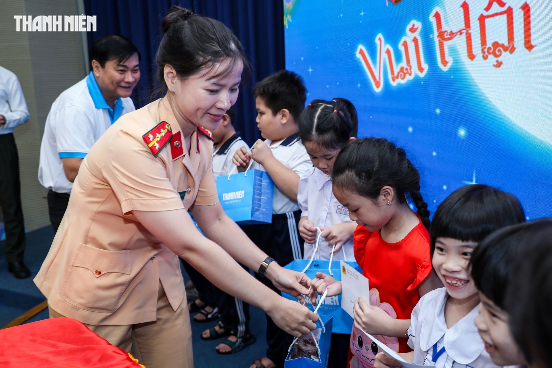 Trong chương trình, mỗi bé nhận được học bổng trị giá 1 triệu đồng cùng bánh trung thu, bánh ngọt, lồng đèn.