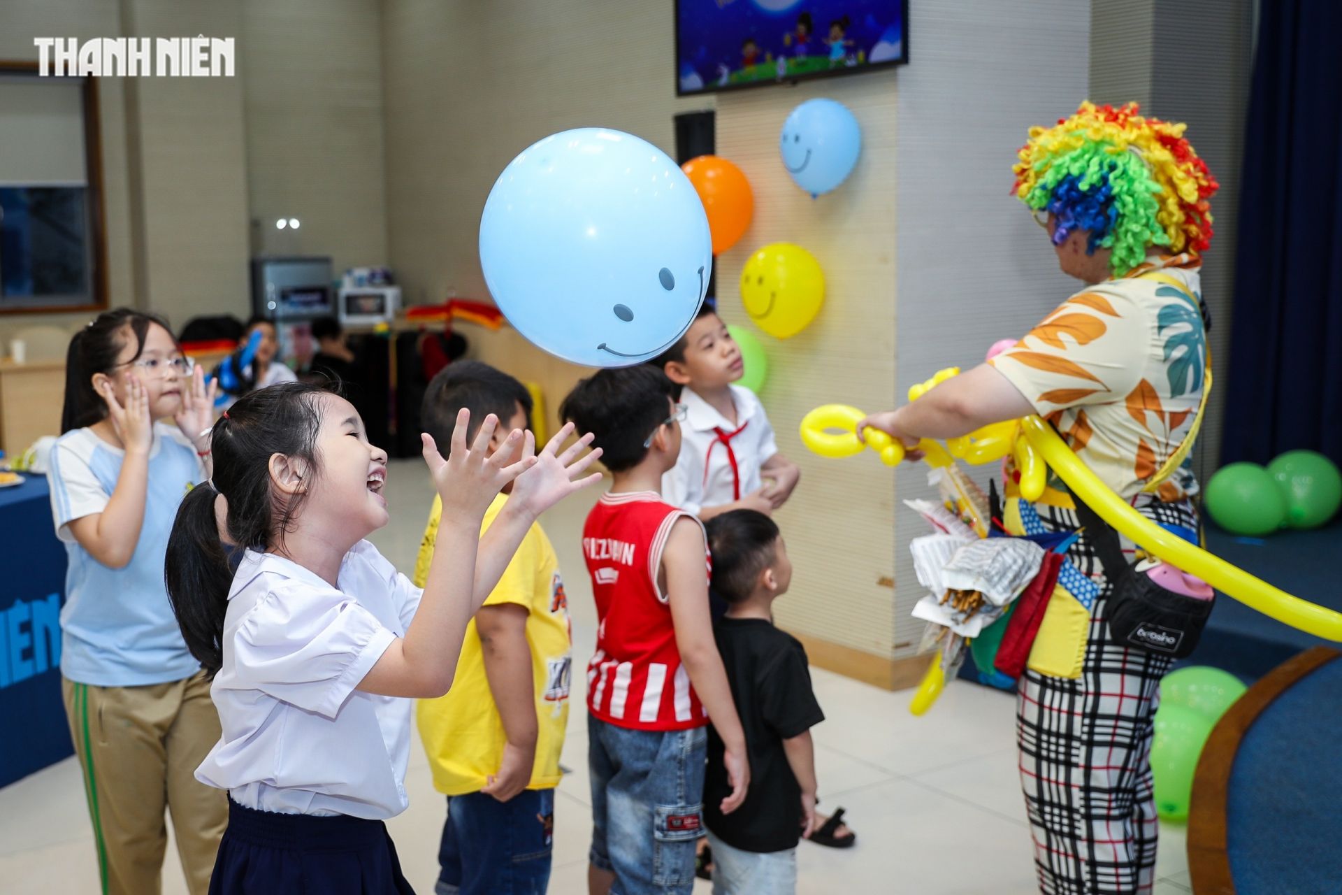 Các em được chú hề làm bong bóng tạo hình.