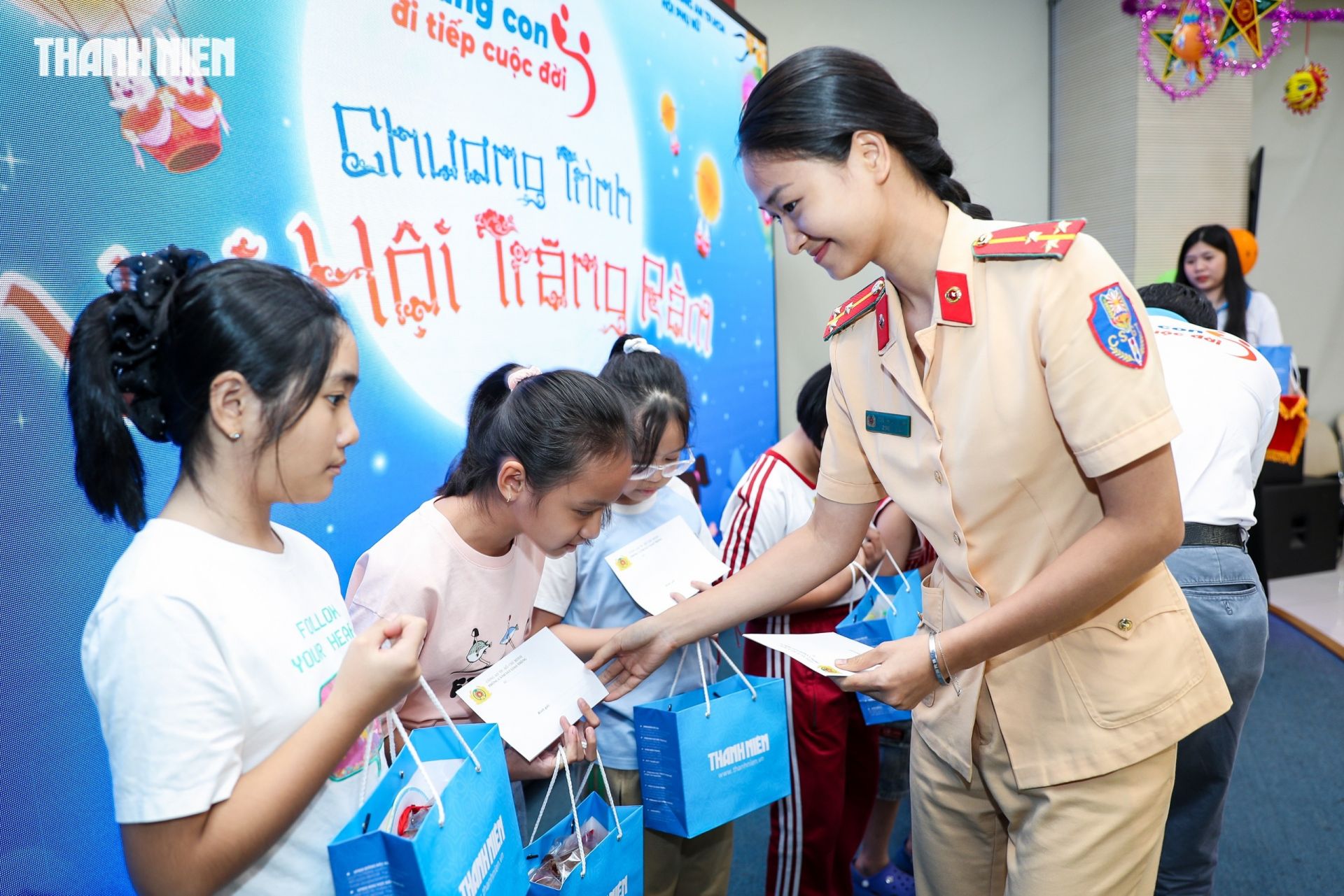 Chăm lo trẻ mồ côi, trẻ em có hoàn cảnh khó khăn là hoạt động phối hợp thường xuyên của Báo Thanh Niên và Phòng CSGT Công an TP. Hồ Chí Minh.
