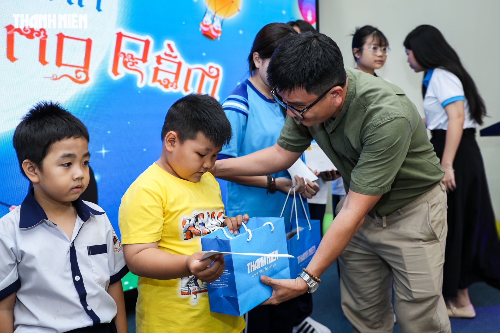 Ông Trần Ngọc Ẩn, phụ trách Đối ngoại pháp chế, Công ty TNHH Golden Trust - Gong Cha Việt Nam trao quà chúc mừng tết Trung thu đến các bé.