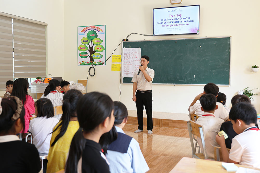 Thầy Nguyễn Danh Định, Hiệu trưởng Trường PTDTBT Tiểu học & THCS Vầy Nưa phát biểu bế mạc khóa tập huấn.