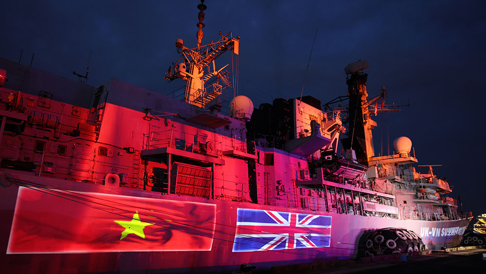 Cập cảng Nhà Rồng (TP.HCM) sáng ngày 22/09/2025, tàu hộ vệ đa nhiệm HMS Richmond của Hải quân Hoàng gia Anh, bắt đầu chuyến thăm hữu nghị TP.HCM. Chuyến thăm diễn ra đúng dịp Anh và Việt Nam kỷ niệm 15 năm thiết lập quan hệ Đối tác Chiến lược, nhấn mạnh cam kết ngoại giao và sự củng cố hợp tác an ninh, quốc phòng.