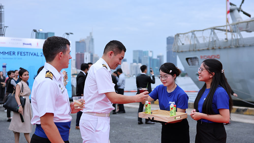 “Đắt khách” không kém là những ly mocktail của nhà Vinamilk. Các sản phẩm nước ép từ những loại trái cây nhiệt đới được biến tấu theo những công thức độc đáo để giữ trọn hương vị tươi mát, trở thành dư vị khó quên trong lòng thực khách quốc tế.