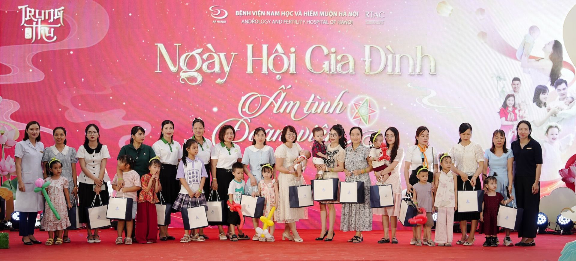 Tham dự ngày hội, phụ huynh và các em nhỏ đều được nhận quà từ các bác sĩ của AF Hà Nội.