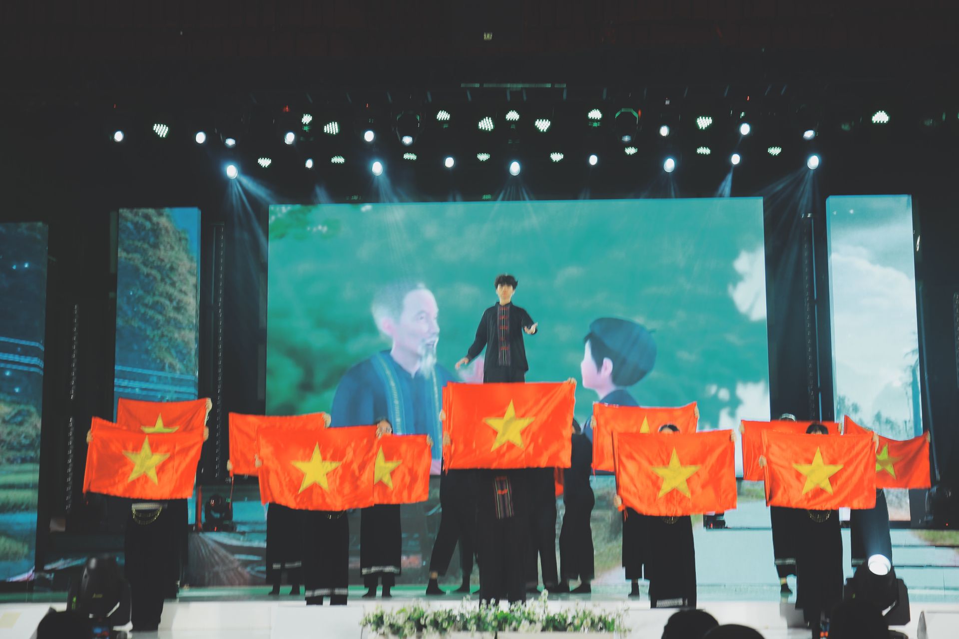 Tiết mục văn nghệ chào mừng của các bạn học sinh trường Ngô Thời Nhiệm.
