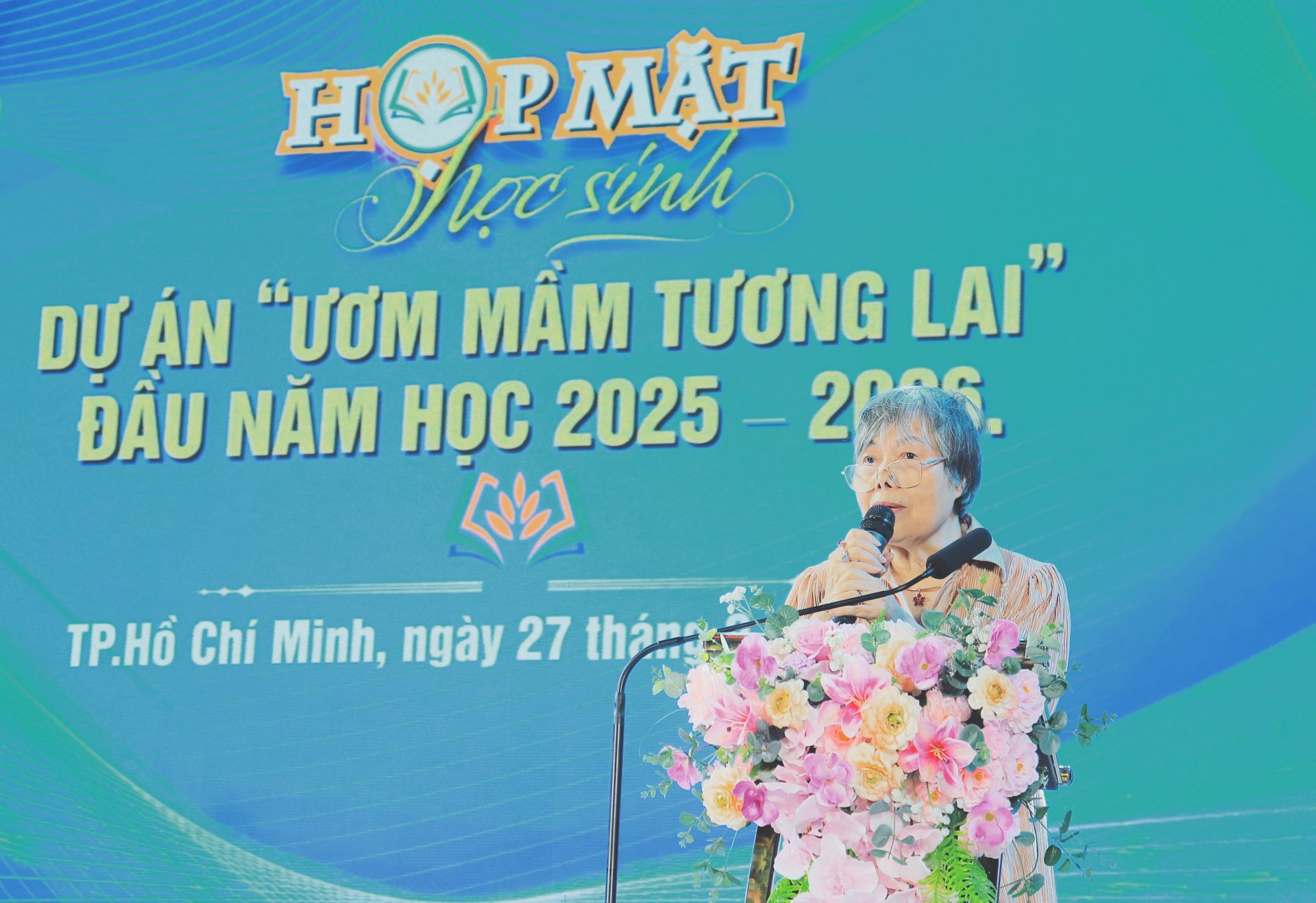 Nhà giáo Phạm Thị Thúy Vĩnh, Phó Chủ tịch HĐQT Trường TH-THCS-THPT Ngô Thời Nhiệm, TP.Hồ Chí Minh động viên các em cố gắng hoàn thành tốt chương trình học tập. 