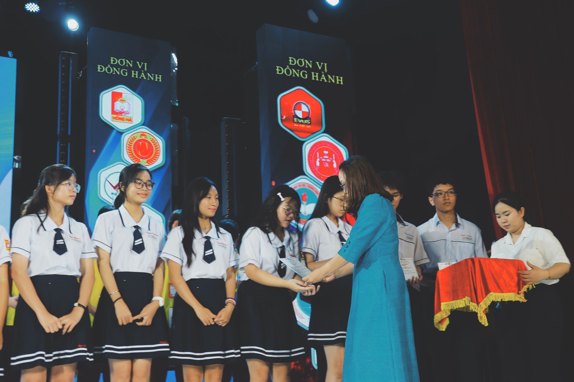 trao thẻ hội viên CLB “Vì Hoàng Sa – Trường San thân yêu” đến các bạn học sinh trong buổi họp mặt đầu năm.