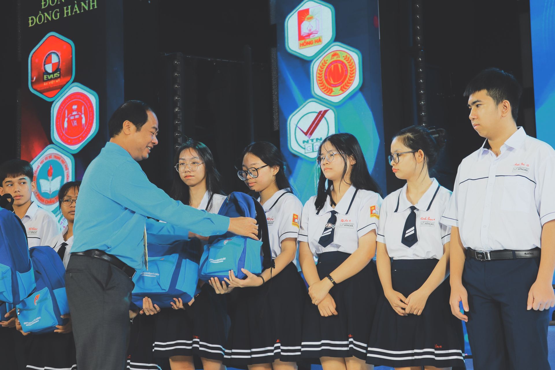 Những món quà đầu năm học chính là lời động viên rất lớn để các bạn chinh phục ước mơ của mình.