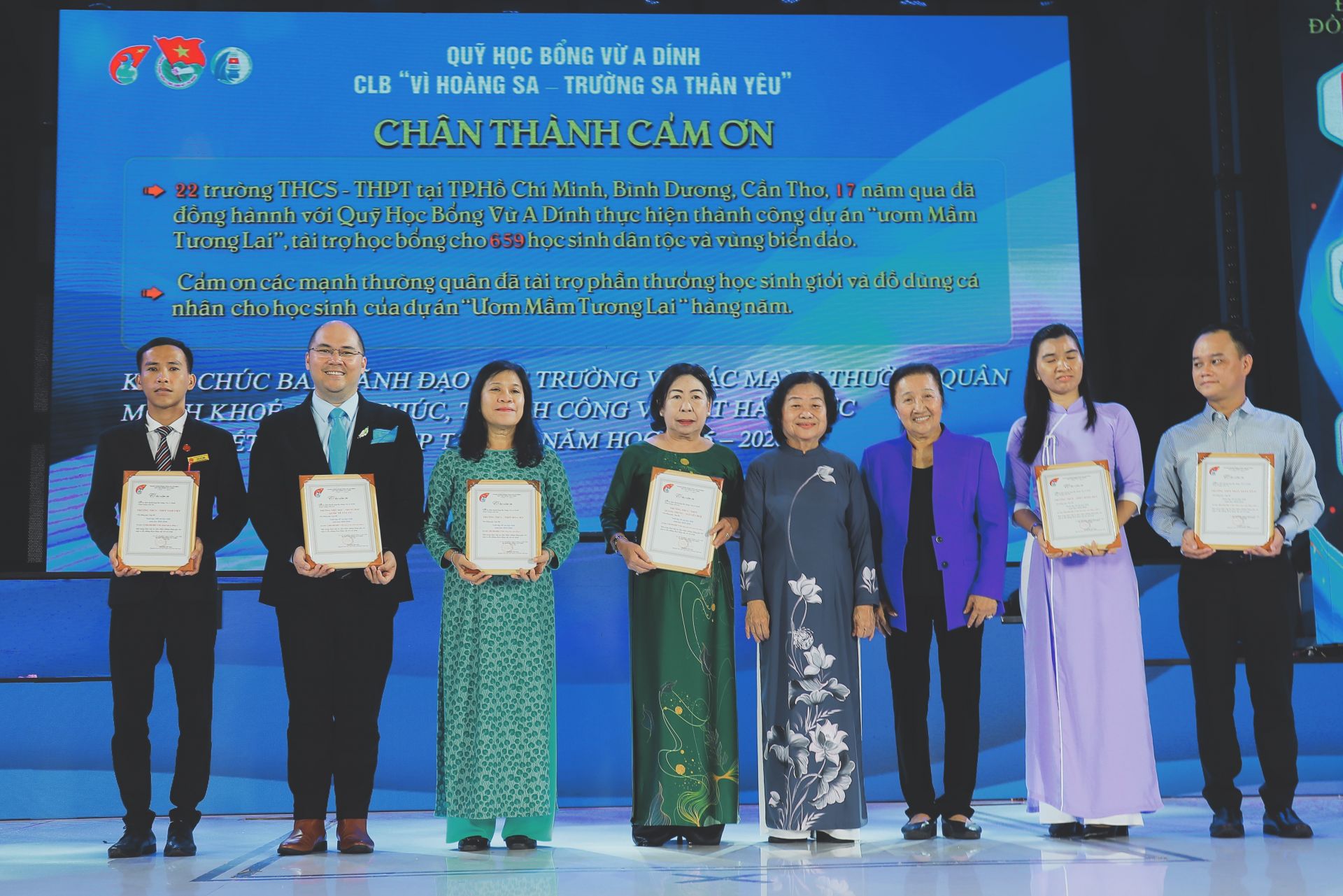 Bác Trương Mỹ hoa trao thư cảm ơn các nhà tài trợ đã đồng hành cùng dự án trong 17 năm qua.