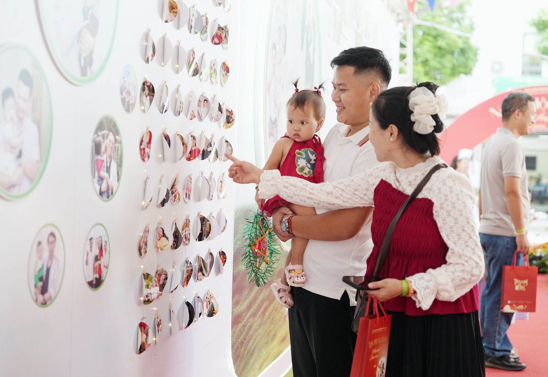 Trong Ngày hội, phụ huynh và các em bé ra đời nhờ IVF đã trải nghiệm các hoạt động: Con đường hạnh phúc, chụp ảnh photobooth gia đình, các trò chơi Trung thu truyền thống, hội chợ, gửi lời chúc phúc đến các cha mẹ trên hành trình tìm con...