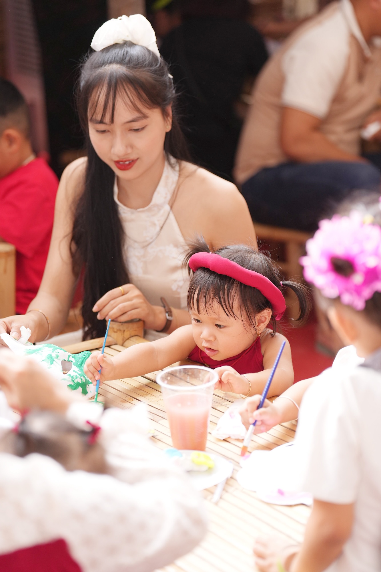 Niềm vui của các em nhỏ khi tham gia trải nghiệm các hoạt động vui chơi tại ngày hội. 